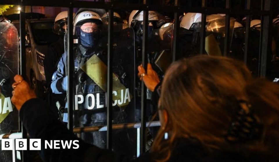 Police deployed in showdown for control of Poland’s top court – BBC Police deployed in showdown for control of Poland's top court - BBC