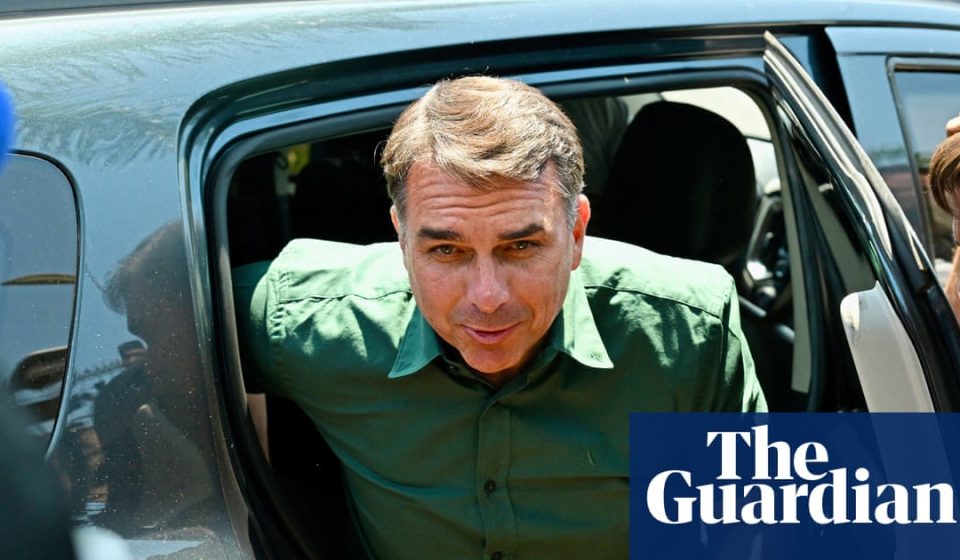 Flávio Bolsonaro flies to Miami after fleeing Brazil amid election defeat | Flavio Bolsonaro