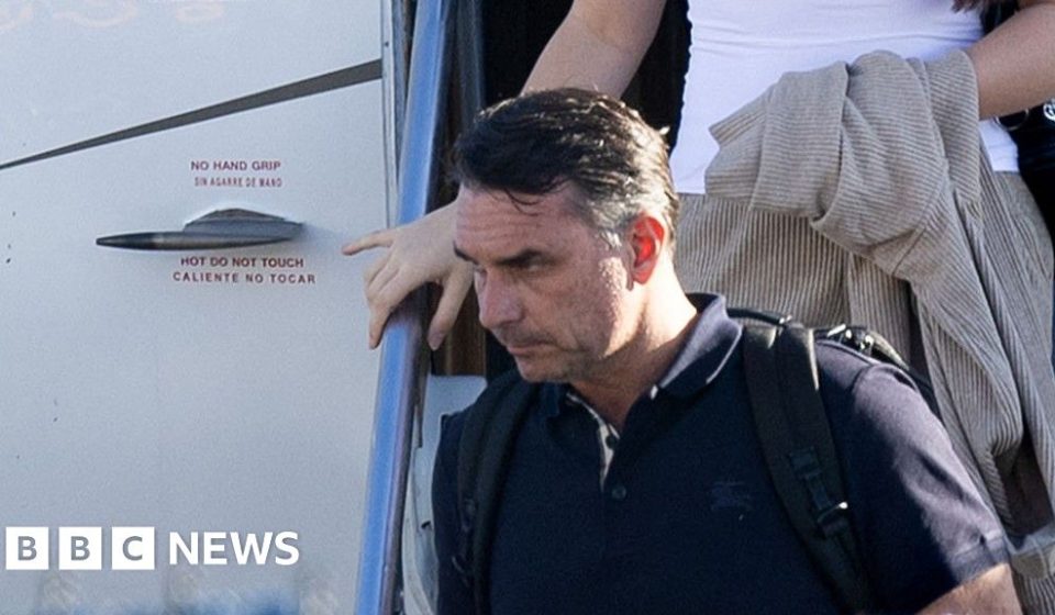 Flávio Bolsonaro lands in Miami after defeat in Brazilian presidential election - BBC News Africa