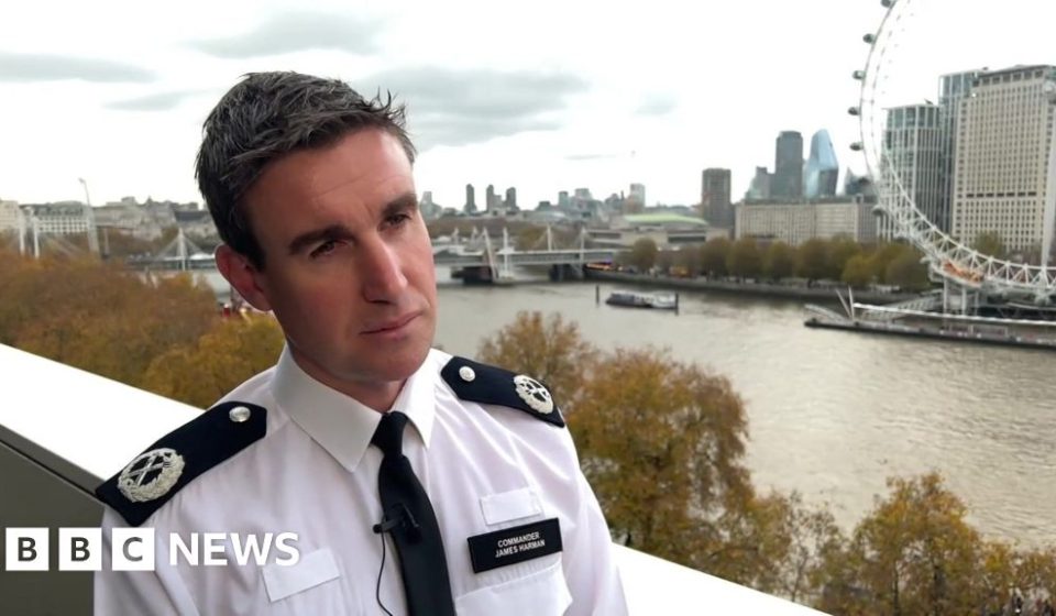 Met Police urge students to stage October 7 protest - BBC