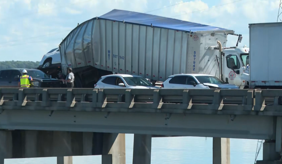 Multi-vehicle crash, fire cuts off part of South Carolina highway – WYFF