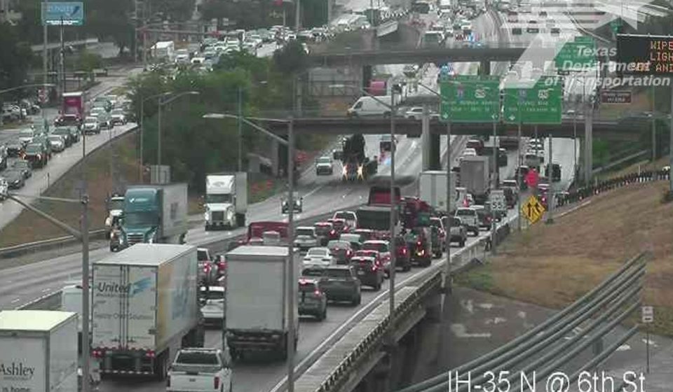 18-wheeler hits bridge, closes southbound I-35 in downtown Austin