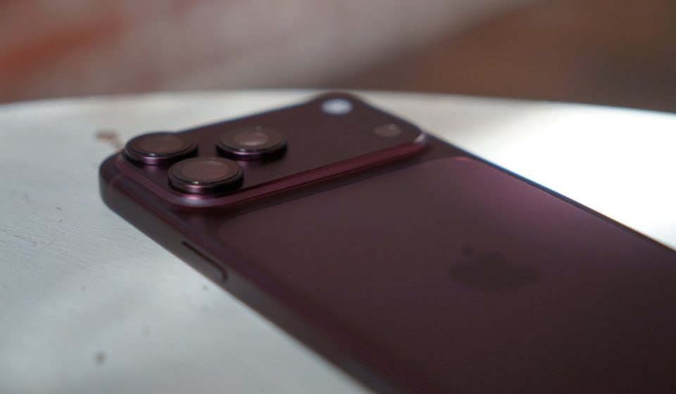 Apple and Samsung dominate the declining smartphone market