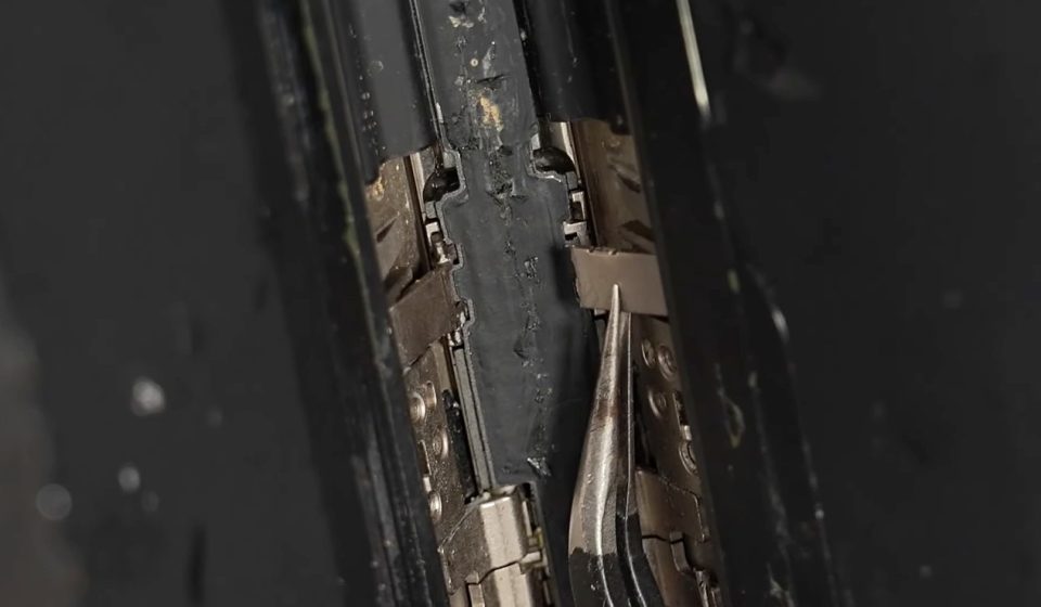 Hinge Damage Could Be Cause of iPhone Duo Screen Cracks Hinge Damage Could Be Cause of iPhone Duo Screen Cracks