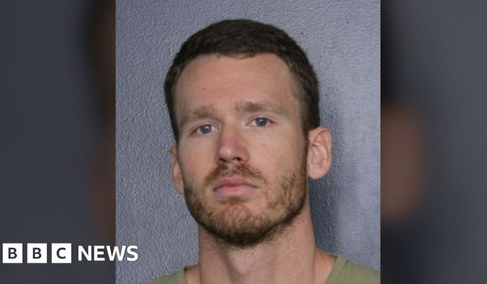 Florida officer accused of impersonating dead man, moving in on him - BBC