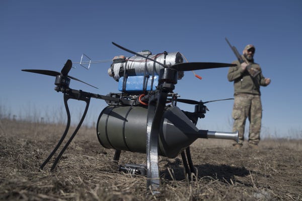 Ukraine: soldiers could put explosive weights on a drone, surprises a manufacturer