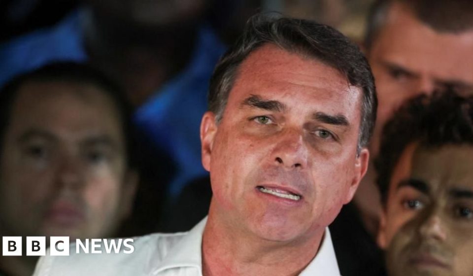Flávio Bolsonaro's passports canceled after he failed to return them - BBC