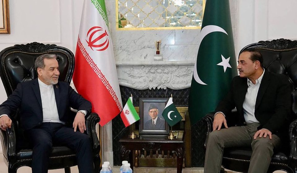Iran excludes the transfer of uranium to a third country and threatens submarine cables in Hormuz