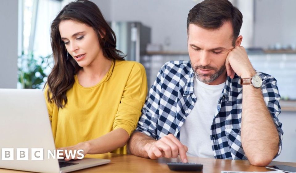 Home sellers are slashing asking prices on 3,000 properties a day, says Rightmove – BBC News Africa