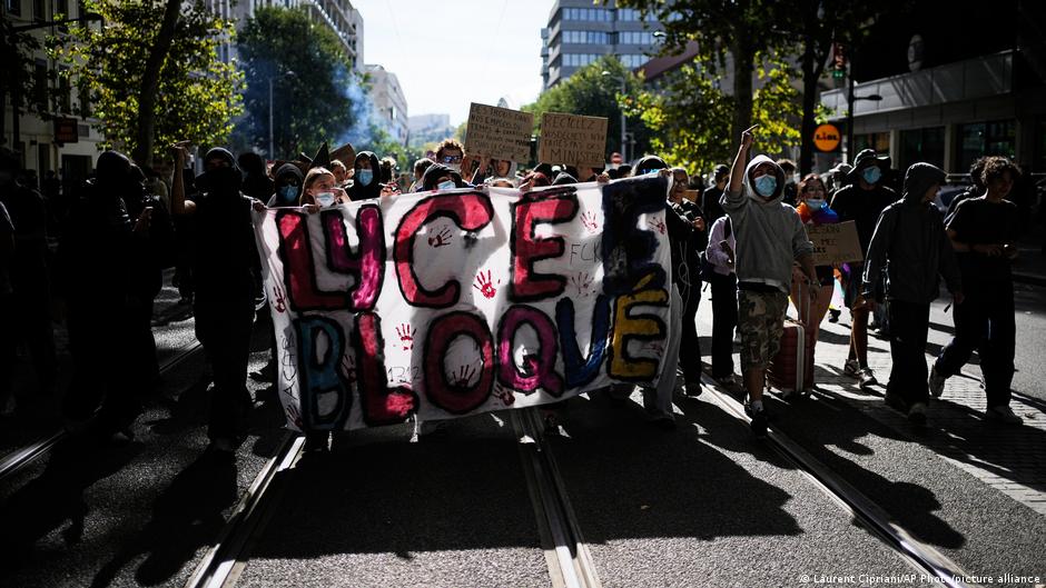 France: 400 schools closed as student protests continue France: 400 schools closed as student protests continue