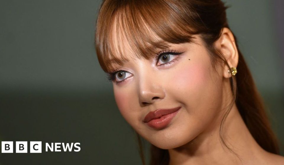 Blackpink's Lisa Manobal: How the K-pop star dealt with a racial scandal - BBC News Africa