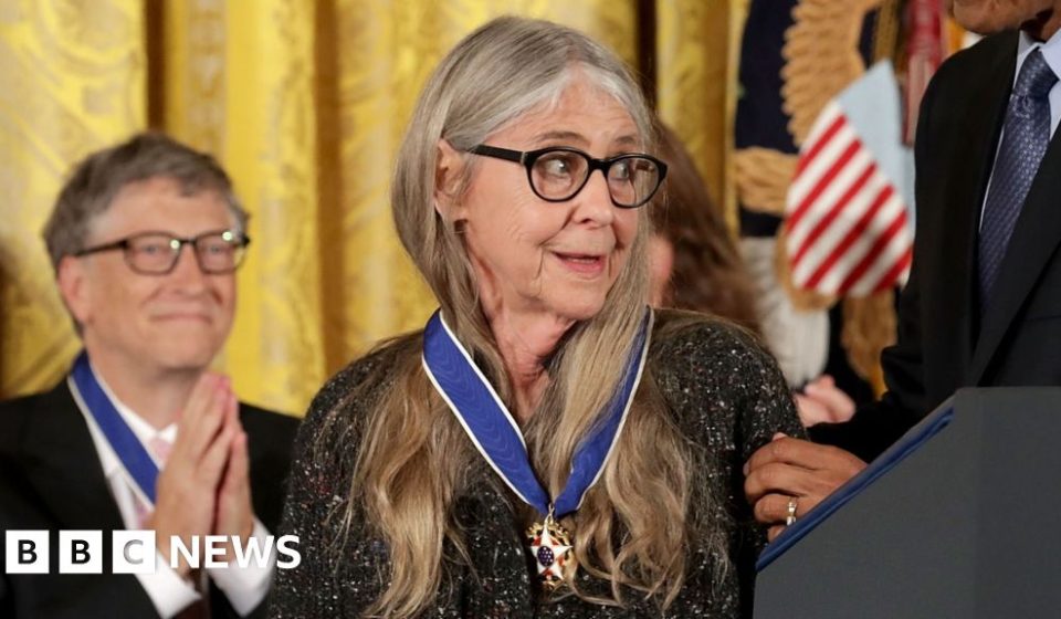 Moment Margaret Hamilton receives the Presidential Medal of Honor