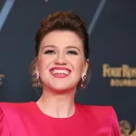 Kelly Clarkson denounces Art of Play in Brooklyn for alleged snub