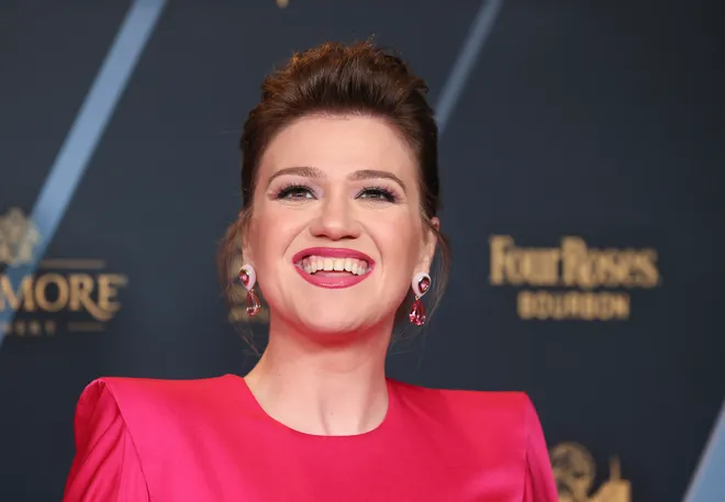 Kelly Clarkson denounces Art of Play in Brooklyn for alleged snub Kelly Clarkson denounces Art of Play in Brooklyn for alleged snub