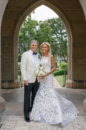 Fox News Stars Sean Hannity and Ainsley Earhardt Get Married – See Photo Fox News Stars Sean Hannity and Ainsley Earhardt Get Married – See Photo