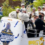 Brewers honor Bob Uecker in World Series parade: Watch the tributes