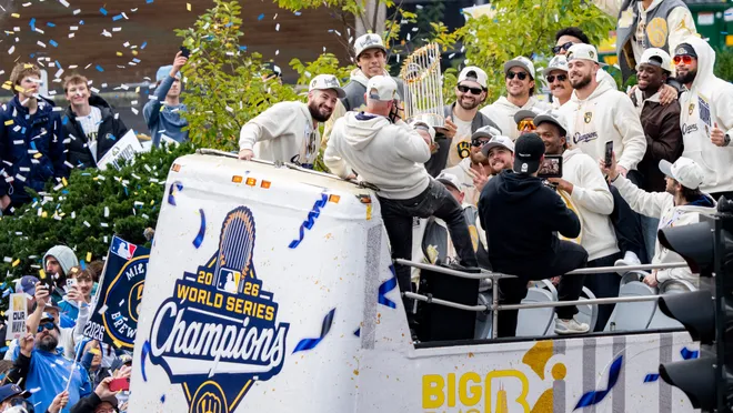 Brewers honor Bob Uecker in World Series parade: Watch the tributes