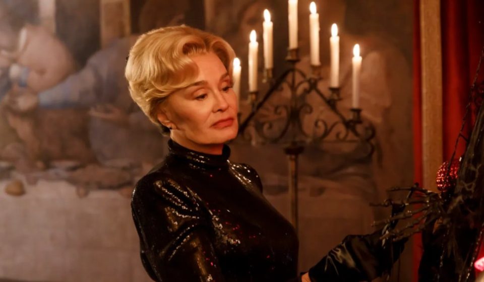 Jessica Lange: FX was too cheap to pay for ‘AHS set cars Jessica Lange: FX was too cheap to pay for 'AHS set cars