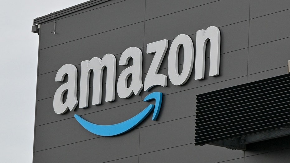 Amazon to hire more than 300,000 workers for the holiday season Amazon to hire more than 300,000 workers for the holiday season