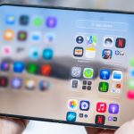 No, no, no: do not peel off the nano-texture layer from the internal screen of the iPhone Duo