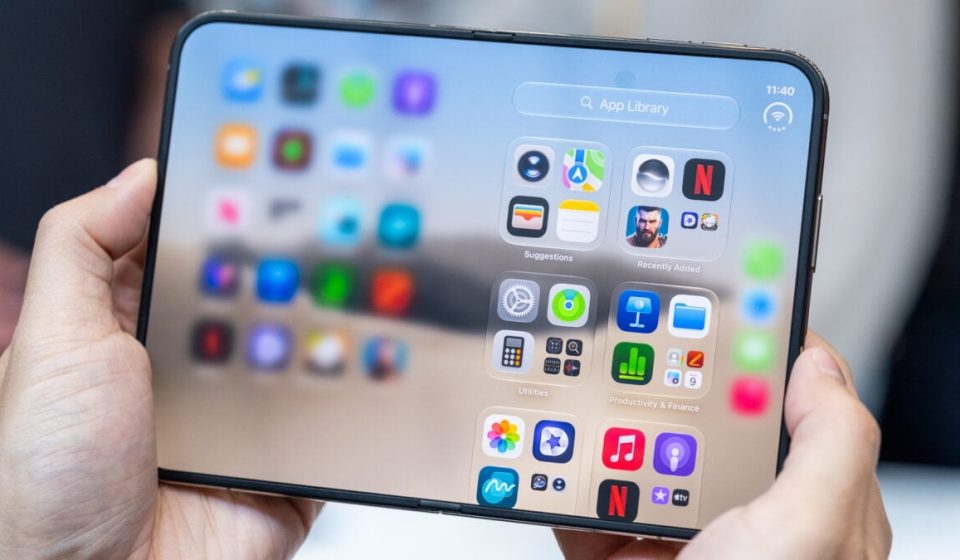 No, no, no: do not peel off the nano-texture layer from the internal screen of the iPhone Duo