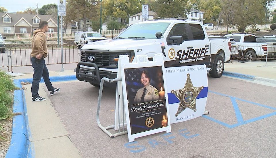 Minnehaha County sheriff’s deputy dies after shooting involving Sioux Falls police officer Minnehaha County sheriff's deputy dies after shooting involving Sioux Falls police officer