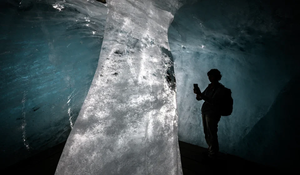 Swiss glaciers are losing an astonishing amount of ice. See the collapse. Swiss glaciers are losing an astonishing amount of ice. See the collapse.