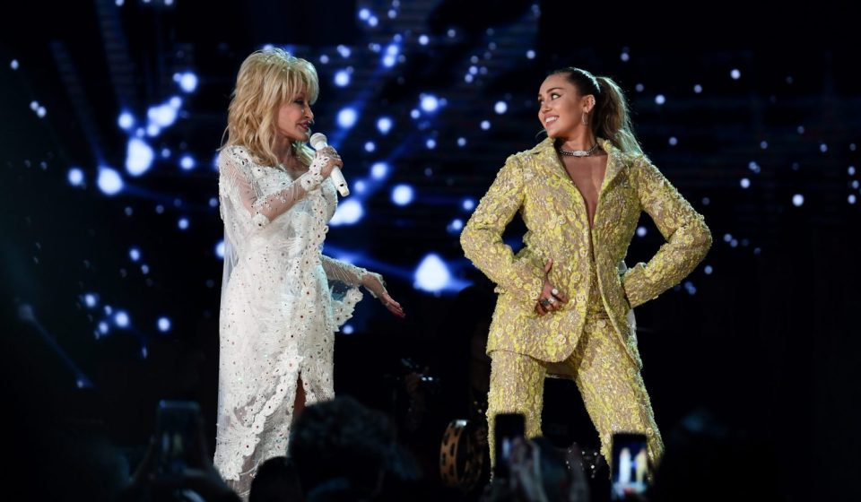 Miley Cyrus pays tribute to Dolly Parton at the Hollywood Bowl with Jolene