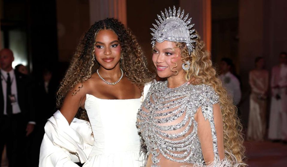 Blue Ivy, 14, looks like mom Beyoncé with long golden curls on stage