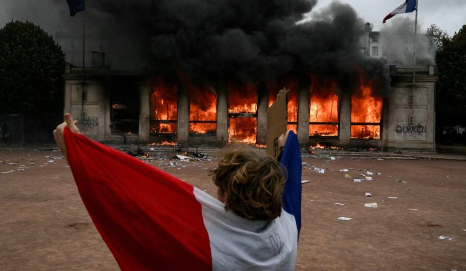 “France, truly, is on the brink of the abyss” and a few days from a decisive moment in its debt crisis