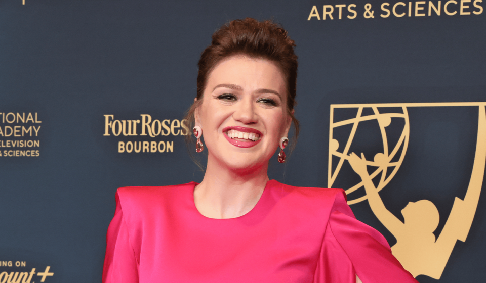 Kelly Clarkson calls NYC store a liar after pretty woman complains