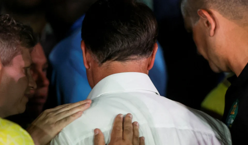 Bolsonaro obtains visa to enter the United States after fleeing Brazil following his electoral defeat Bolsonaro obtains visa to enter the United States after fleeing Brazil following his electoral defeat
