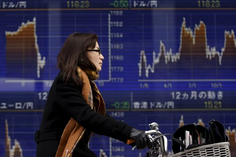 Asian stocks fall as chipmakers retreat; earnings and central bank meetings looming By Investing.com Asian stocks fall as chipmakers retreat; earnings and central bank meetings looming By Investing.com