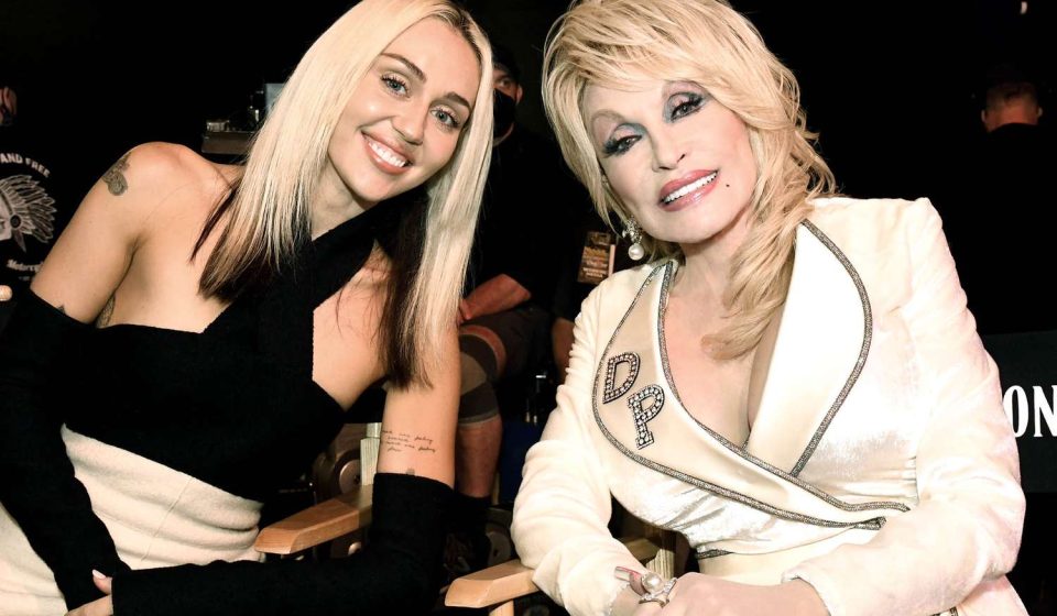 Miley Cyrus pays tearful tribute to Dolly Parton during her Los Angeles concert