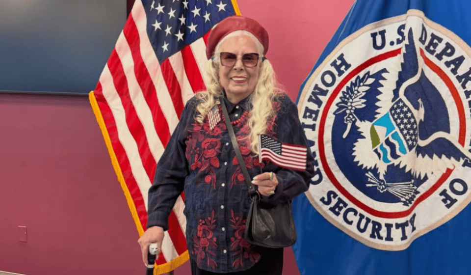Joni Mitchell sworn in as a US citizen