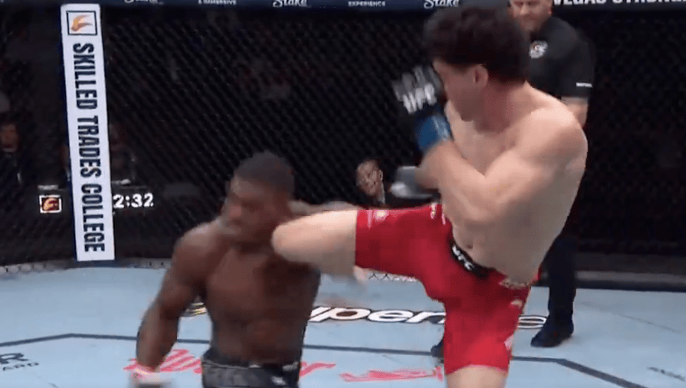 Video: Mike Malott knocks out Joaquin Buckley with a nasty knee to the face at UFC Edmonton