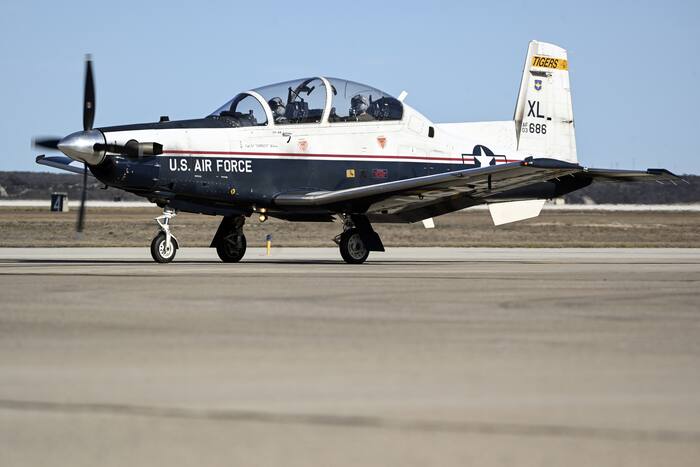 2 Air Force pilots eject safely from plane near Seguin, JBSA says 2 Air Force pilots eject safely from plane near Seguin, JBSA says