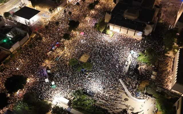 “In three days we can start writing a different history”: masses at anti-government rally demand investigation on October 7 “In three days we can start writing a different history”: masses at anti-government rally demand investigation on October 7