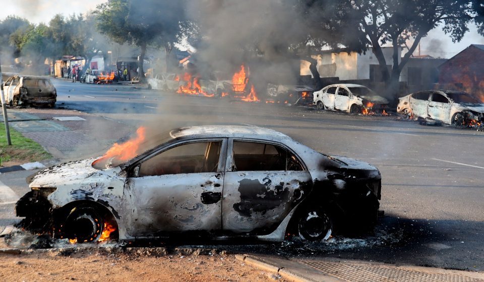 South Africa protests turn violent amid anger over asylum decision | Migration news South Africa protests turn violent amid anger over asylum decision | Migration news