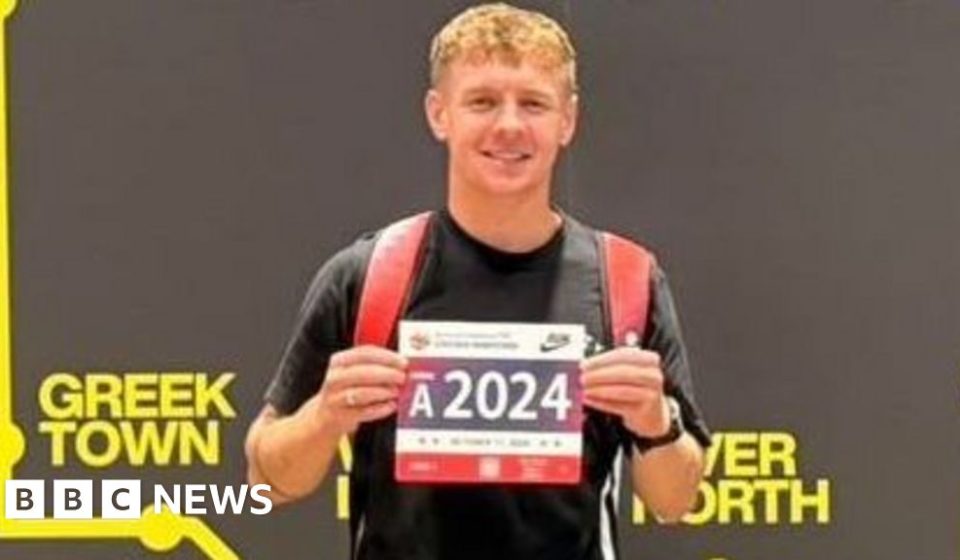 Hundreds in Chicago cheer on lone marathon runner - BBC News Africa