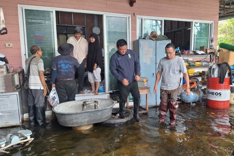 Bangkok Post - Floods persist in Bangkok and 21 provinces, death toll at 80