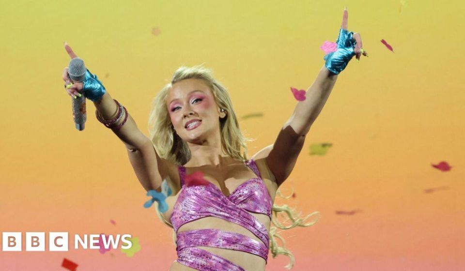 Streaming music: why we listen to so many old songs - BBC