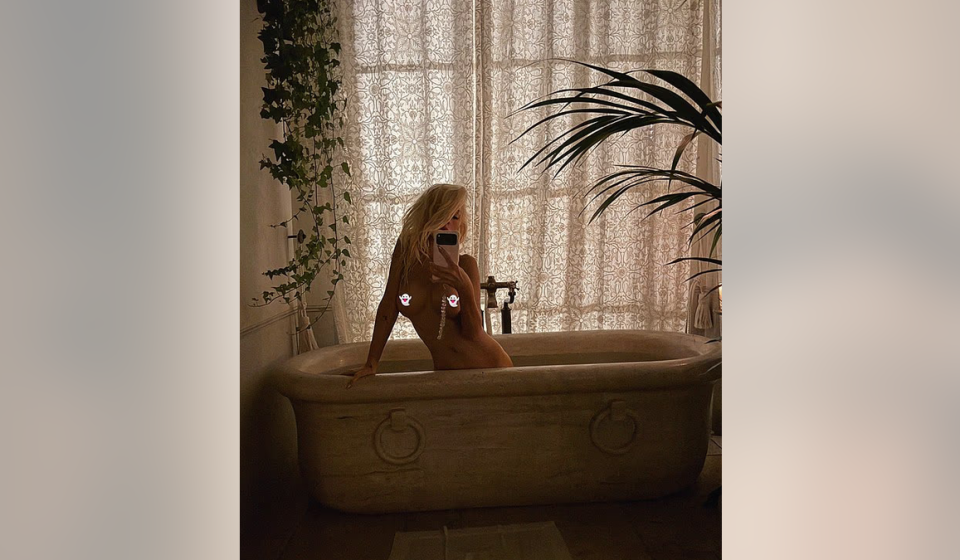 Christina Aguilera reveals herself in steamy bathtub selfie as fans go wild Christina Aguilera reveals herself in steamy bathtub selfie as fans go wild