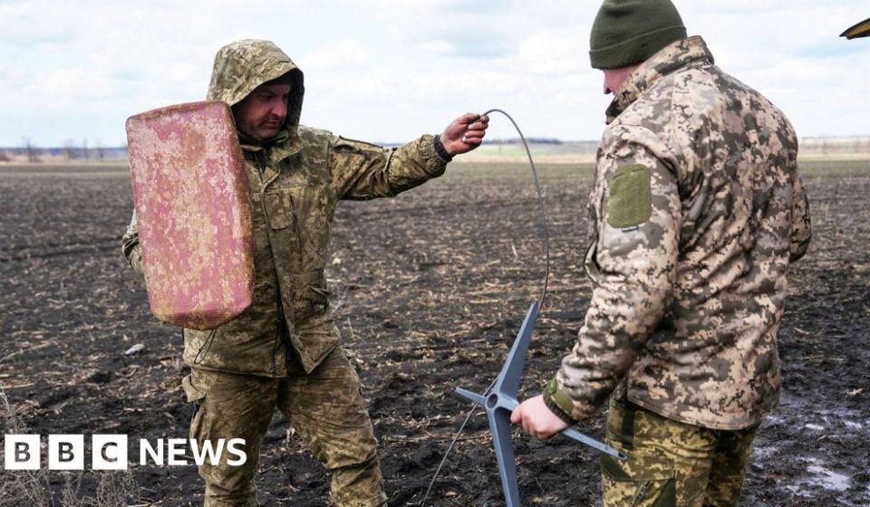 Starlink restrictions affecting Ukraine’s frontline operations, says kyiv – BBC News Africa Starlink restrictions affecting Ukraine's frontline operations, says kyiv - BBC News Africa