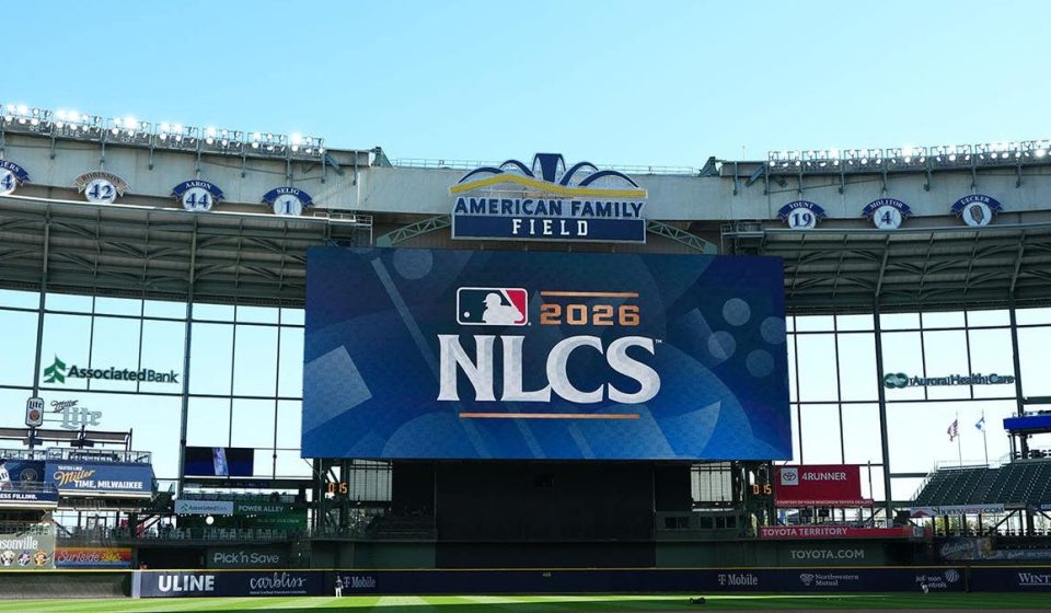 Bright lights not too bright for Brewers or Front Row superfan Amy in NLCS Game 1