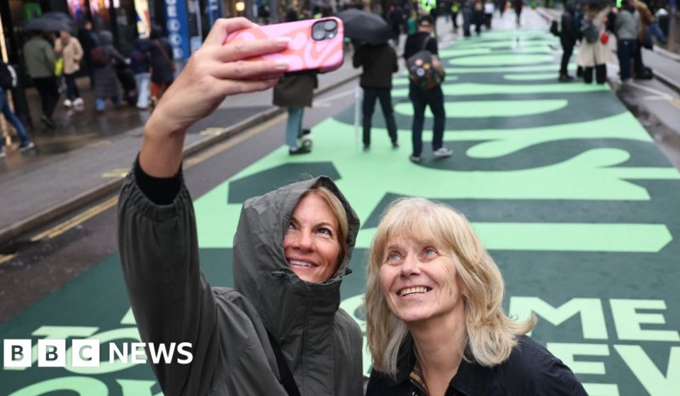 Shoppers fill Oxford Street on first traffic-free day – BBC Shoppers fill Oxford Street on first traffic-free day - BBC