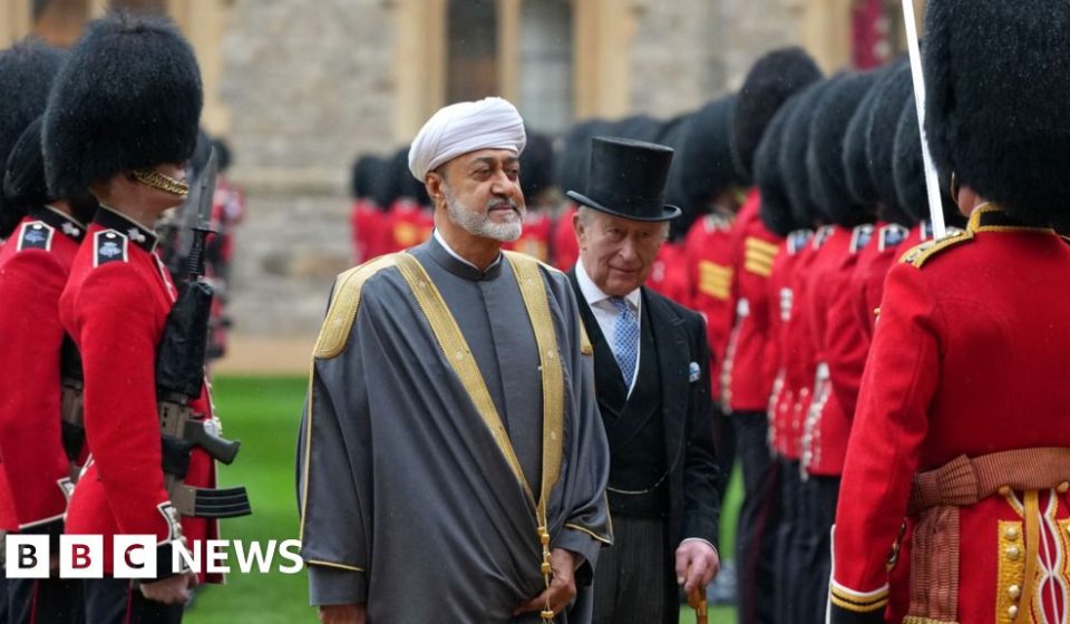 Royals roll out the red carpet to visit the Sultan – BBC News Africa Royals roll out the red carpet to visit the Sultan - BBC News Africa