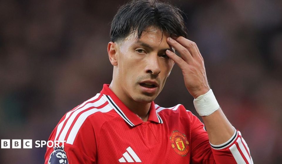 Manchester United’s Lisandro Martinez apologizes for outburst, fined Manchester United's Lisandro Martinez apologizes for outburst, fined