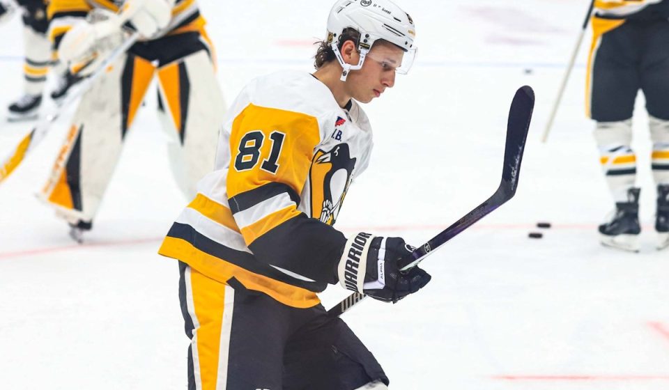 Pittsburgh Penguins team plane returns to airport after Ben Kindel suffers medical episode