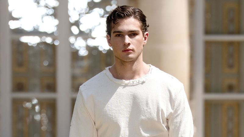 'Lookmaxxing' collarbone streamer should be brought to justice for rape